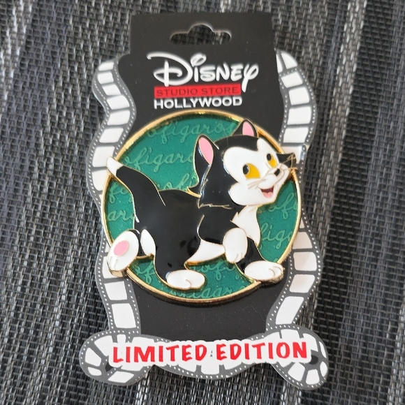 Disney Studio Cursive cuties  Hollywood Figaro Pin - Black, White, Gold - Picture 1 of 2